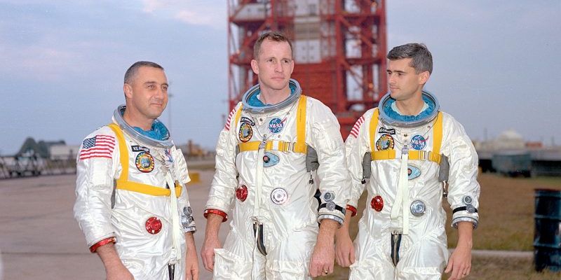 I tre astronauti dell’Apollo 1 di fronte al pad di lancio con la loro navicella