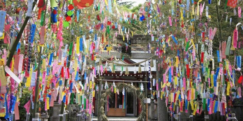 Bambù ricoperto di tanzaku e decorazioni a Sendai, durante il Tanabata