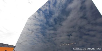 Foto dello Space Mirror Memorial dove sono riportati tutti i nomi dei caduti non solo nel corso delle Missioni, ma anche durante l'addestramento o il lavoro di tutti i giorni