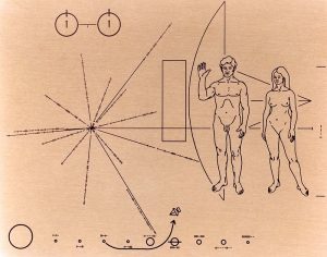Foto che mostra la placca montata sulle sonde Pioneer 10 e 11, evolutasi poi nel Disco d’Oro delle due sonde Voyager