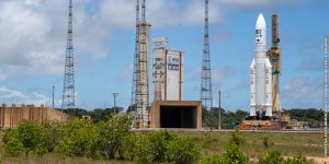 L’Ariane 5 con JUICE durante le fasi di trasporto del razzo verso la rampa di lancio