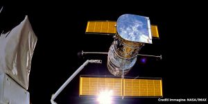 Hubble viene estratto dalla baia di carico del Discovery e dispiegato nello spazio.
