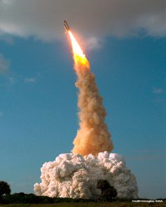 Fotografia del lancio del telescopio Hubble, il 24 aprile 1990.