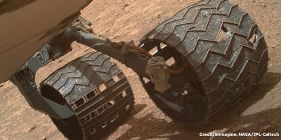 Fotografia diagnostica che mostra il preoccupante stato di degradazione delle ruote del rover nel 2018
