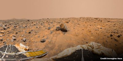 Il piccolo Sojourner fotografato da Pathfinder, colto mentre era intento ad affrontare una roccia troppo grossa per lui