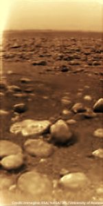 Una delle immagini della superficie di Titano scattate dal lander Huygens
