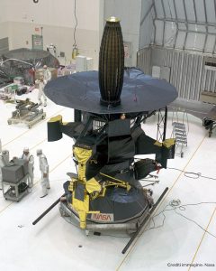La sonda Galileo nel Vertical Processing Facility ad agosto 1989, prima di essere accoppiata con lo IUS che l’avrebbe lanciata verso Giove