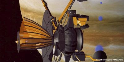 Illustrazione che mostra come si suppone si sia bloccata l’antenna ad alto guadagno durante il dispiegamento