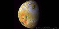 Io fotografato da Galileo nel 1997. Il grande anello rosso sono depositi di zolfo prodotti dal vulcano Pele, lo spot grigio che lo interrompe sono depositi piroclastici depositati dal vulcano Pillan, in una potente eruzione avvenuta qualche mese prima