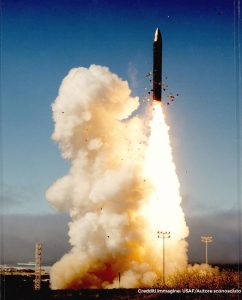 Immagine di un missile balistico intercontinentale nucleare “Peacekeeper” lanciato da un silo