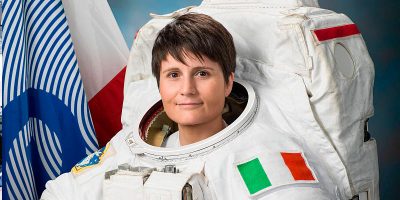 Ritratto ufficiale di Samantha Cristoforetti nella tuta da attività extraveicolare.