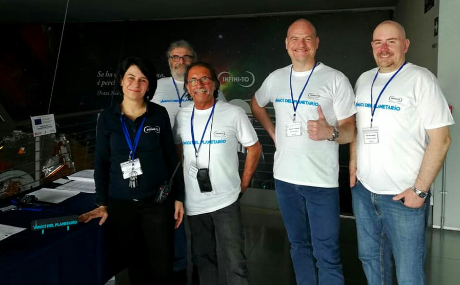 Foto degli Amici del Planetario con Simona Rachetto