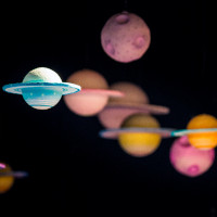 Immagine che mostra tanti piccoli pianeti di carta.