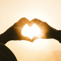 Immagine di due mani che unite formano un cuore.