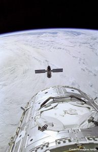 Immagine del rendez-vous dei primi due moduli della ISS: Zarya sullo sfondo della Terra, Unity in primo piano