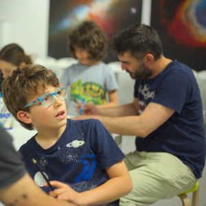 Foto bambini durante un laboratorio
