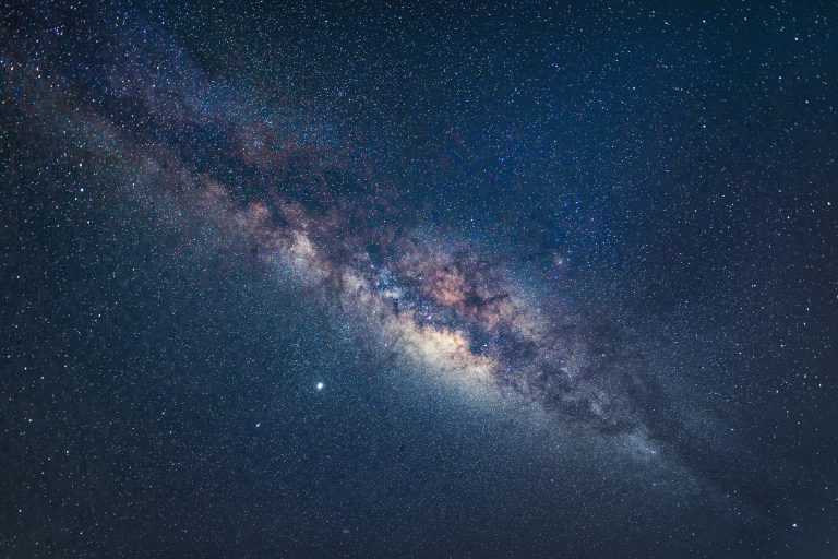 Primo piano della Via Lattea con stelle luminose su un cielo blu di notte. Sfondo naturale del paesaggio spaziale dell'universo. È la galassia che contiene il nostro Sistema Solare.