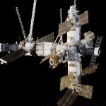 La Mir totalmente assemblata fotografata dallo Space Shuttle Endeavour nel 1998