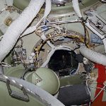 Interno del claustrofobico modulo di attracco della Mir