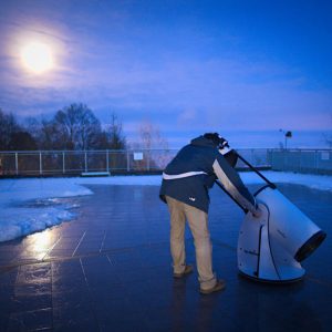 Osservazione della luna attraverso un telescopio dalla terrazza del museo Infini.to