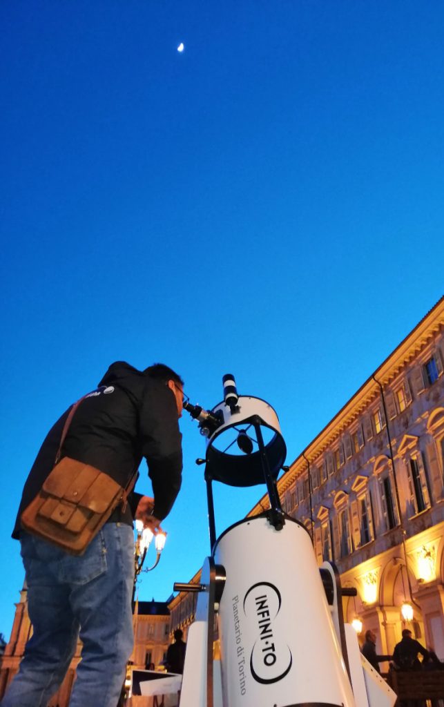 Foto scattata durante l'evento Segui la Luna. Una persona osserva al telescopio.