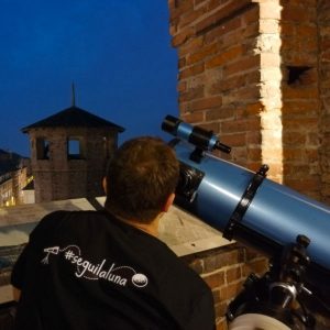 Osservazione della luna attraverso un telescopio dalla terrazza del Palazzo Madama