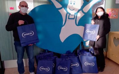 Natale a Casa UGI, Simona Rachetto consegna dei regali per i piccoli pazienti