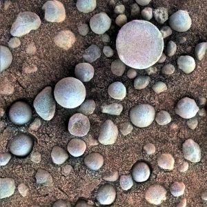 Immagine ravvicinata dei “mirtilli” marziani, cioè noduli di ematite grandi pochi millimetri