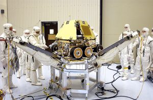 Fotografia scattata durante una prova di dispiegamento del lander protettivo del rover Opportunity