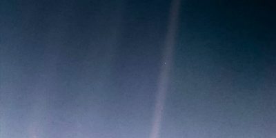Il Pale Blue Dot realizzato da Voyager 1. La Terra è il singolo pixel luminoso.