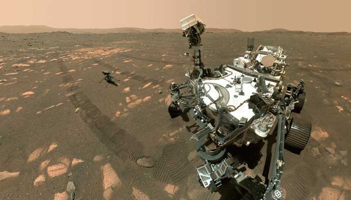Selfie di Perseverance che mostra il rover e il suo compagno Ingenuity