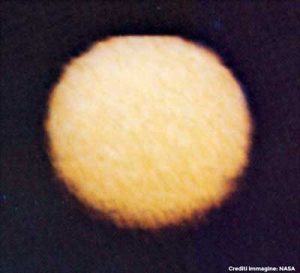 La prima immagine ravvicinata di Titano, scattata il 2 settembre 1979 dalla sonda Pioneer 11 a circa 360.000 km di distanza.
