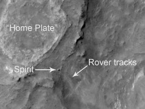 Il rover Spirit fotografato dall’orbita, nel luogo dove rimase bloccato