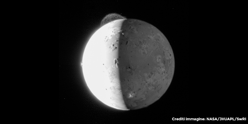 Spettacolare fotografia della luna gioviana Io catturata durante un’eruzione della titanica Tvashtar Patera, uno dei vulcani più grandi e potenti del Sistema Solare