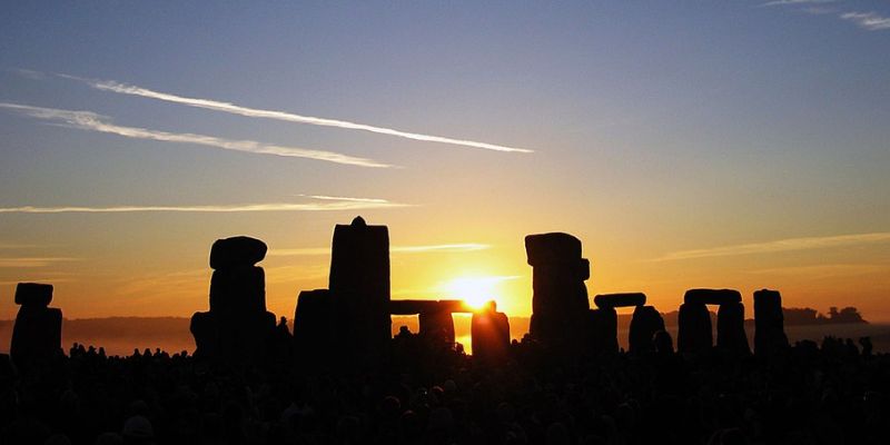 Stonehenge all'alba