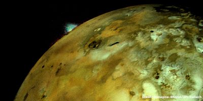 La sonda Voyager 1 fotografò per la prima volta un vulcano di Io in eruzione: il pennacchio eruttivo si innalza per circa 160 km! Il vulcano venne poi chiamato “Loki”.