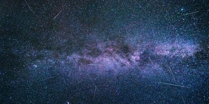 Immagine del cielo stellato e della scia delle Perseidi