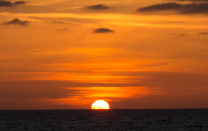 Il centro del Sole è tramontato, ma metà del disco solare rimane visibile
