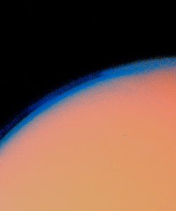 La spessa atmosfera di Titano, avvolta da nuvole e aerosol impenetrabili, fotografata dalla sonda Voayger 1