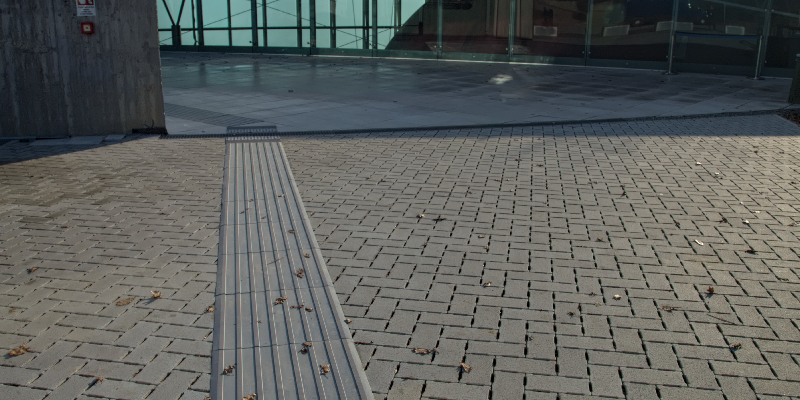 Guida tattile all'esterno del museo