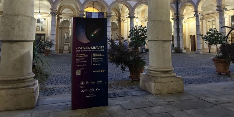Immagine del cortile del Rettorato con totem della mostra dedicata a Payne e Leavitt