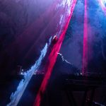 Musicista con fascio di luce