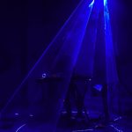 Musicista con fascio di luce blu