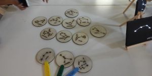 Presentazione progetto Gilrs Code It better: cerchietti di legno con costellazioni